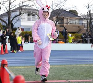 ウサギの着ぐるみを着てマラソンに参加する人の画像