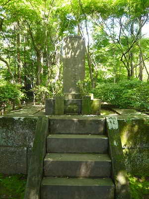 秋山夫人の墓所