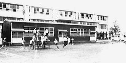 昭和49年、人口急増のため根木内小学校で使用されたプレハブ教室