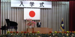 入学式の壇上で挨拶している市長の写真