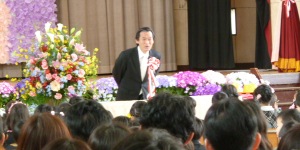 入学式で市長が挨拶している写真