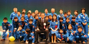 山崎直子さんと子ども達と市長の集合写真