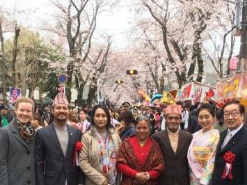 ネパール在日臨時代理大使と家族とエリンさんの画像