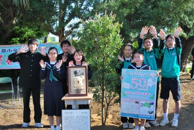 植樹したブラシの木と第五中学校生徒の皆さん