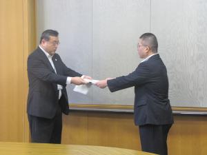 東京電力に質問状を手渡す様子