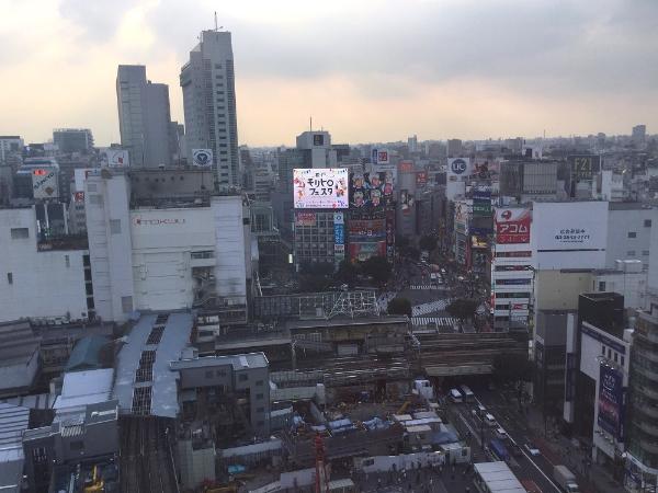 遠方から撮影した渋谷駅前ビジョンの写真