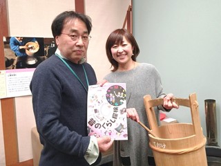 学芸員とDJ酒井さんの写真