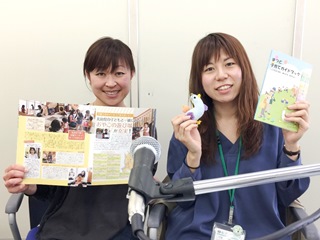 DJ酒井さんと子育て支援課職員の写真