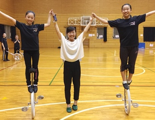 小中学生メンバー2人と酒井さんの写真