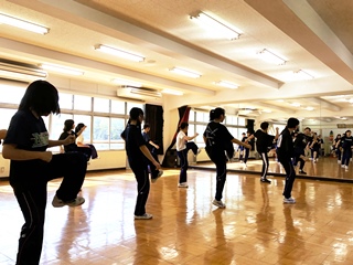 演劇の授業風景の写真