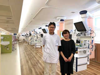 市立総合医療センターにて、烏谷院長と酒井さんの写真