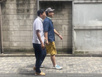 歩く塙さんとトミドコロさん