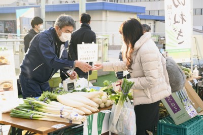 野菜を販売する様子