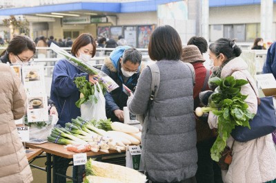 野菜を買うたくさんの人の様子