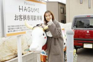 駐車場に立つなつみさん