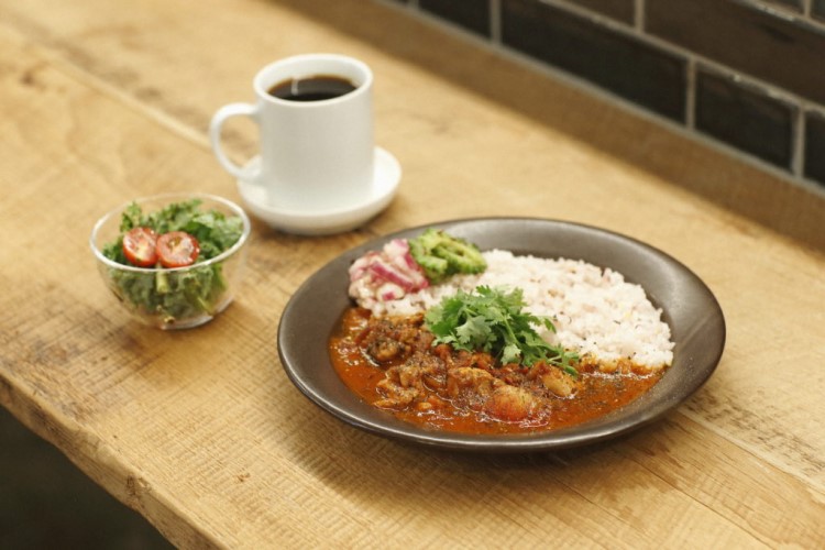 チキンとパクチーのトマトカレーの写真