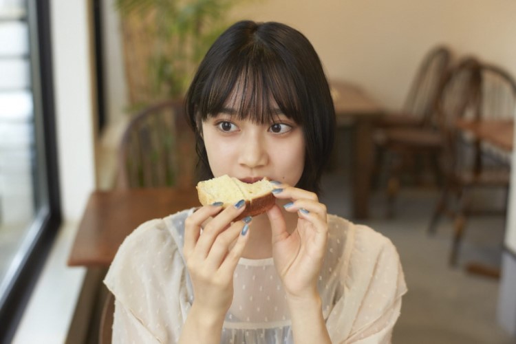 モデルさんがパンを食べる写真