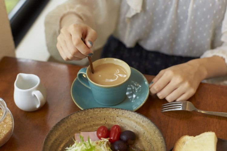 サラダとコーヒーの写真