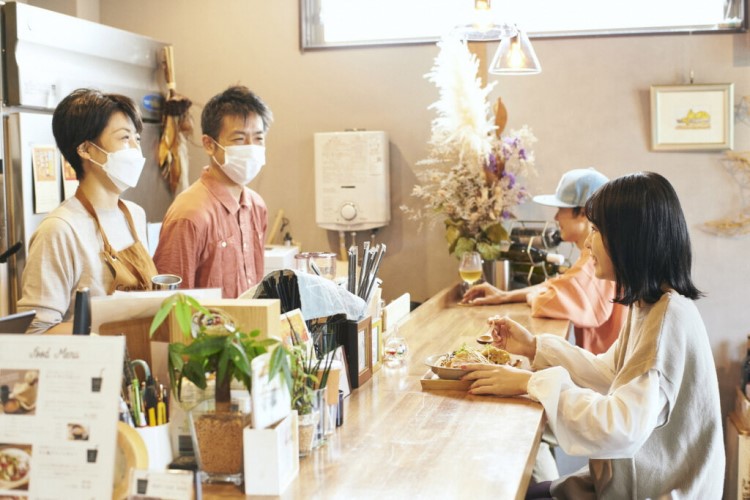 談笑するスタッフさんと住吉さんの写真