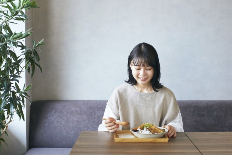 食事をする住吉さんの写真