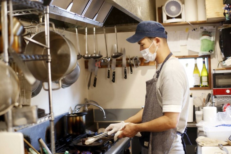 調理するマスター