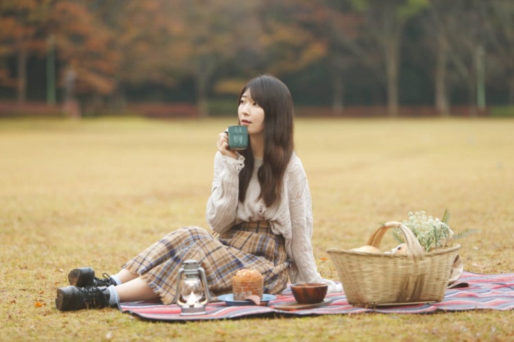 公園でパンを食べる服部さん