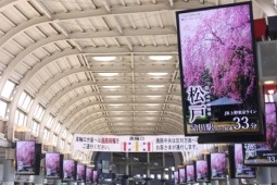 品川駅のデジタル広告の写真