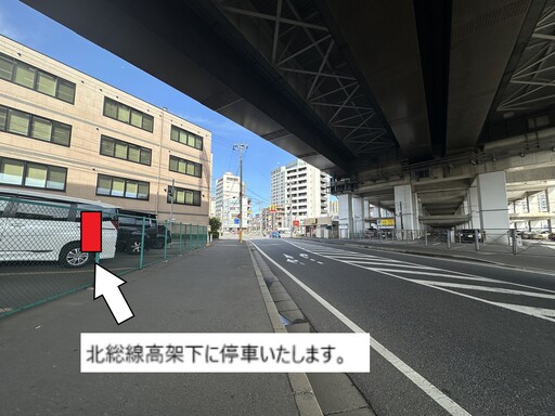 北総線高架下のコインパーキング(京成パーク2)のフェンスに設置