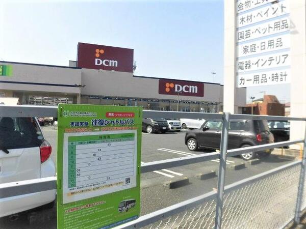 バスは時刻表前に停車します。