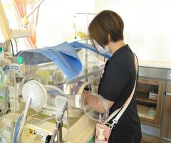 お子さんのケアをしている写真