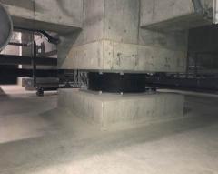 94基の免震装置