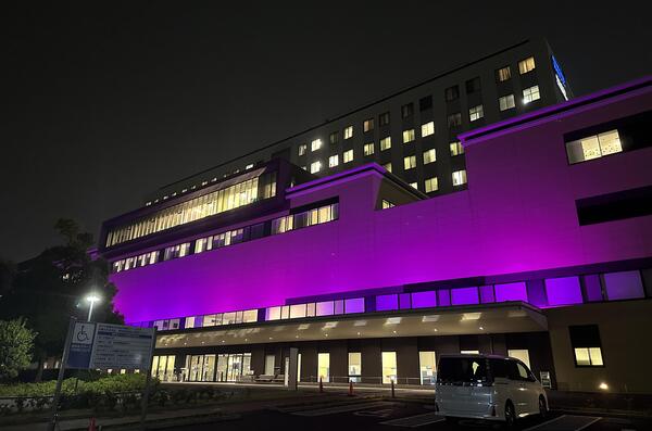 ライトアップされた総合医療センターの写真