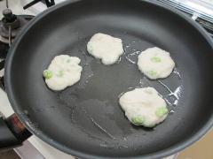 えびせんの生地を等分に切り分けた写真