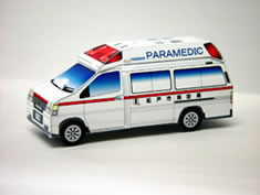 ペーパークラフトで作った救急車の画像