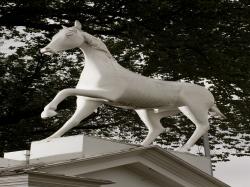 由来となった白馬の像