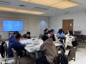 班ごとに話し合いを行う様子