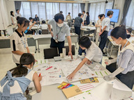 市議会議員と一緒に発表の準備をする様子