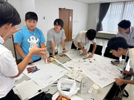 市議会議員と話し合いながら準備をする様子