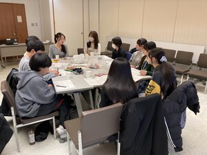 職員へ質問をする様子