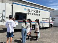 自然災害体験車の説明を聞く様子