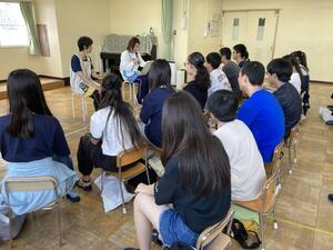 保育士の話を聞く様子