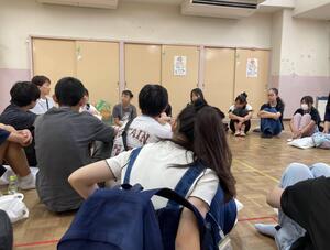保育士と意見交換をする様子