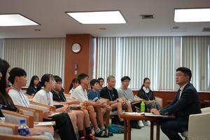 松戸市長の話を聞く様子