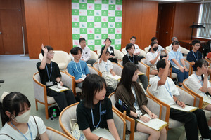 松戸市長へ質問をする様子