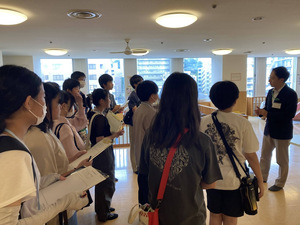 ほっとるーむ松戸の説明を受けている様子