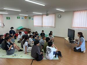 保育士の話を聞いている様子