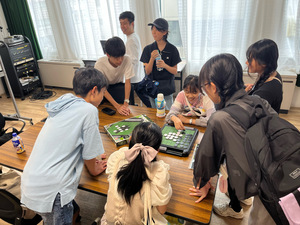 ポップコーン松戸でオセロを楽しむ様子