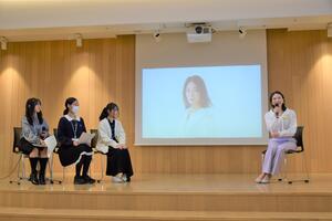 俳優の秋元才加さんに質問するこどもモニター