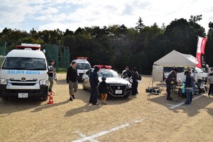 警察車両の展示