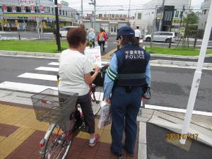 矢切駅前ロータリーの啓発の様子